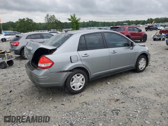 2010 Nissan Versa S z VIN 3N1BC1AP2AL451326, wystawiony jako Copart lot #54434045 z przebiegiem 117 080 mil mil oraz Szkoda całkowita • Salvage title. Historia ofert i sprzedaży dostępna na DreamBid. Obrazek 3.