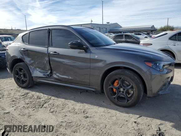2024 Alfa Romeo Stelvio Veloce z VIN ZASPAKBN3R7D71181, wystawiony jako Copart lot #87510335 z przebiegiem 19 477 mil mil oraz Szkody całkowita. Historia ofert i sprzedaży dostępna na DreamBid. Obrazek 4.