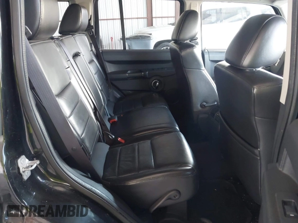 2010 Jeep Commander Sport z VIN 1J4RG4GT0AC118912, wystawiony jako IAAI lot #41605202 z przebiegiem 181 360 mil mil oraz . Historia ofert i sprzedaży dostępna na DreamBid. Obrazek 8.