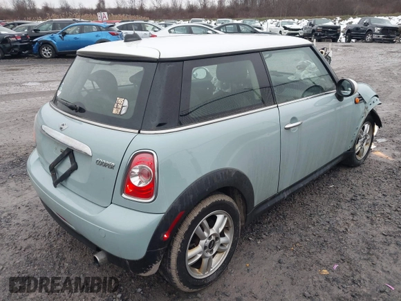 2013 MINI Hardtop z VIN WMWSU3C51DT686959, wystawiony jako IAAI lot #41020389 z przebiegiem 86 770 mil mil oraz . Historia ofert i sprzedaży dostępna na DreamBid. Obrazek 4.