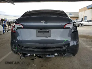 2025 Tesla Model Y Long Range with VIN 7SAYGDED2SF234388, listed as a Copart auction lot 47250965 with 3,702 mi miles and Salvage Title. Bid and sale history available at DreamBid. Image 6.