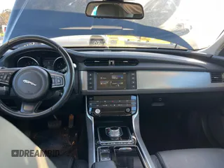 2016 Jaguar XF 35t Premium z VIN SAJBD4BV9GCY06832, wystawiony jako Copart lot #43858405 z przebiegiem 59 691 mil mil oraz Czysty tytuł • Clean title. Historia ofert i sprzedaży dostępna na DreamBid. Obrazek 9.