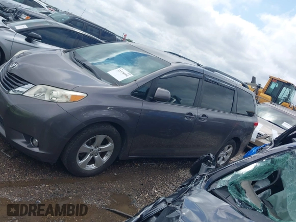2014 Toyota Sienna LE AAS z VIN 5TDKK3DC8ES516801, wystawiony jako IAAI lot #42378994 z przebiegiem 222 929 mil mil oraz . Historia ofert i sprzedaży dostępna na DreamBid. Obrazek 14.