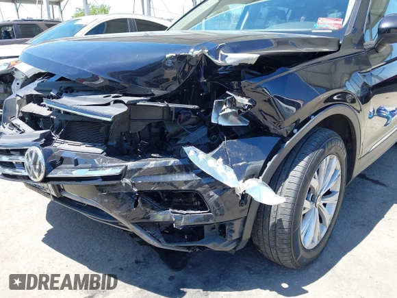 2018 Volkswagen Tiguan SEL z VIN 3VV3B7AX3JM210300, wystawiony jako IAAI lot #42189355 z przebiegiem 83 802 mil mil oraz . Historia ofert i sprzedaży dostępna na DreamBid. Obrazek 6.