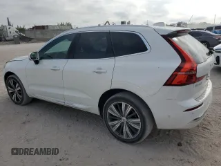 2023 Volvo XC60 Plus Bright Theme z VIN YV4L12RE2P1338733, wystawiony jako Copart lot #49918145 z przebiegiem 11 829 mil mil oraz Nie do naprawy • Non repairable. Historia ofert i sprzedaży dostępna na DreamBid. Obrazek 2.