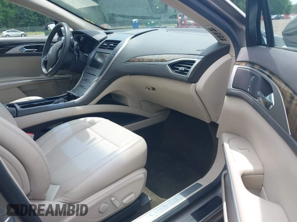 2016 Lincoln MKZ z VIN 3LN6L2G90GR621326, wystawiony jako IAAI lot #42375905 z przebiegiem 56 169 mil mil oraz . Historia ofert i sprzedaży dostępna na DreamBid. Obrazek 5.