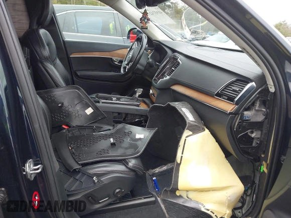 2016 Volvo XC90 T6 Inscription with VIN YV4A22PLXG1055034, listed as a IAAI auction lot 41937423 with 125,765 mi miles. Bid and sale history available at carsss.com. Image 5.