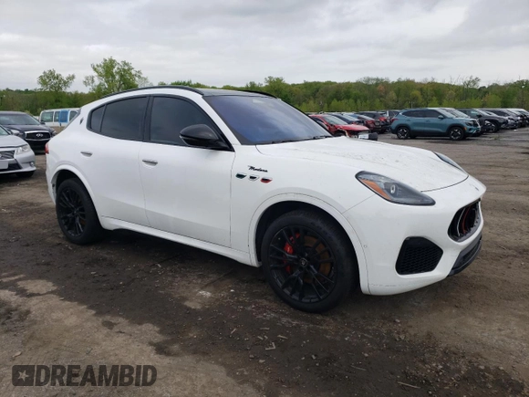 2023 Maserati Grecale Modena z VIN ZN682AVM9P7427417, wystawiony jako Copart lot #51734044 z przebiegiem 14 605 mil mil oraz . Historia ofert i sprzedaży dostępna na DreamBid. Obrazek 4.
