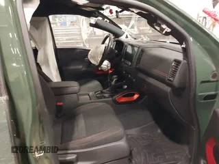 2023 Nissan Frontier SV z VIN 1N6ED1EK7PN629808, wystawiony jako IAAI lot #41066366 z przebiegiem 25 507 mil mil oraz . Historia ofert i sprzedaży dostępna na DreamBid. Obrazek 5.