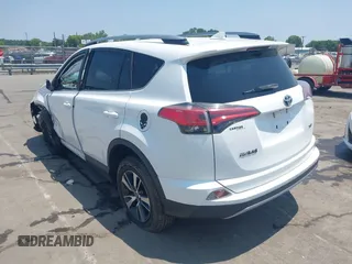 2018 Toyota RAV4 XLE z VIN 2T3WFREV1JW459553, wystawiony jako IAAI lot #42423474 z przebiegiem 129 523 mil mil oraz . Historia ofert i sprzedaży dostępna na DreamBid. Obrazek 3.