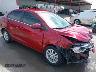 2020 Chevrolet Sonic LT z VIN 1G1JD5SB2L4122594, wystawiony jako IAAI lot #41744744 z przebiegiem 49 928 mil mil oraz . Historia ofert i sprzedaży dostępna na DreamBid. Obrazek 1.