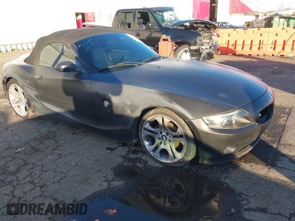 2004 BMW Z4 2.5i z VIN 4USBT33544LS51157, wystawiony jako IAAI lot #41343067 z przebiegiem 151 267 mil mil oraz . Historia ofert i sprzedaży dostępna na DreamBid. Obrazek 1.