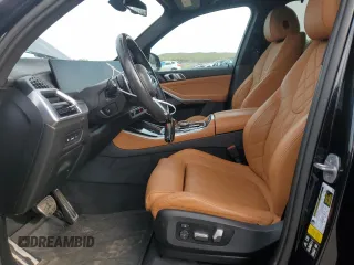 2024 BMW X5 xDrive40i z VIN 5UX23EU09R9S17979, wystawiony jako Copart lot #48359735 z przebiegiem 12 564 mil mil oraz Szkody całkowita. Historia ofert i sprzedaży dostępna na DreamBid. Obrazek 7.