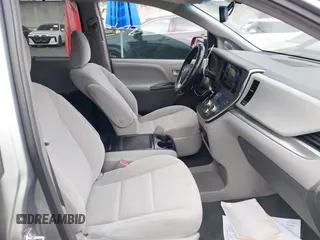 2017 Toyota Sienna LE Auto Access Seat z VIN 5TDKZ3DC9HS841120, wystawiony jako IAAI lot #42755500 z przebiegiem 65 952 mil mil oraz . Historia ofert i sprzedaży dostępna na DreamBid. Obrazek 5.