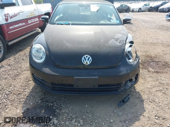 2013 Volkswagen Beetle 2.5L z VIN 3VW5X7AT5DM805978, wystawiony jako IAAI lot #42429397 z przebiegiem 62 408 mil mil oraz . Historia ofert i sprzedaży dostępna na DreamBid. Obrazek 11.