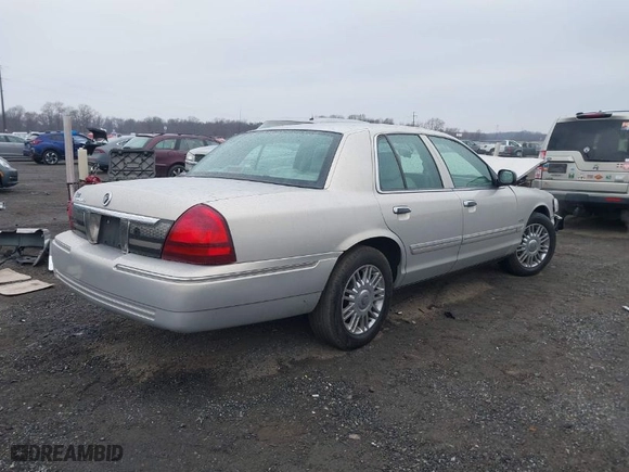 2009 Mercury Grand Marquis LS with VIN 2MEHM75VX9X613986, listed as a IAAI auction lot 41651335 with 82,391 mi miles. Bid and sale history available at carsss.com. Image 4.