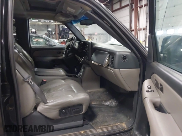2002 Chevrolet Suburban Z71 with VIN 3GNFK16Z42G305930, listed as a IAAI auction lot 41002347 with 288,355 mi miles. Bid and sale history available at carsss.com. Image 5.