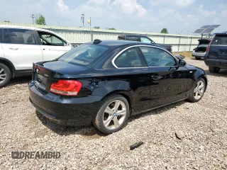 2013 BMW 1 Series 128i z VIN WBAUP9C51DVS95415, wystawiony jako Copart lot #65055485 z przebiegiem 88 907 mil mil oraz Czysty tytuł • Clean title. Historia ofert i sprzedaży dostępna na DreamBid. Obrazek 3.