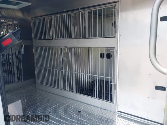 2024 Ford Transit Cargo z VIN 1FTBW1Y85RKA00455, wystawiony jako IAAI lot #42436443 z przebiegiem 8 015 mil mil oraz . Historia ofert i sprzedaży dostępna na DreamBid. Obrazek 8.
