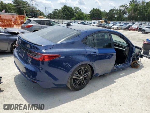 2025 Toyota Camry LE z VIN 4T1DAACK9SU000961, wystawiony jako Copart lot #58364245 z przebiegiem 11 465 mil mil oraz Szkoda całkowita • Salvage title. Historia ofert i sprzedaży dostępna na DreamBid. Obrazek 3.