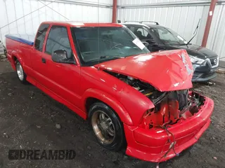 2000 Chevrolet S-10 LS with VIN 1GCCS19W2Y8203649, listed as a IAAI auction lot 41710234 with 153,616 mi miles. Bid and sale history available at carsss.com. Image 1.