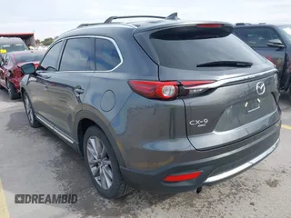 2023 Mazda CX-9 Grand Touring z VIN JM3TCBDY0P0631395, wystawiony jako IAAI lot #41449555 z przebiegiem 17 721 mil mil oraz . Historia ofert i sprzedaży dostępna na DreamBid. Obrazek 3.