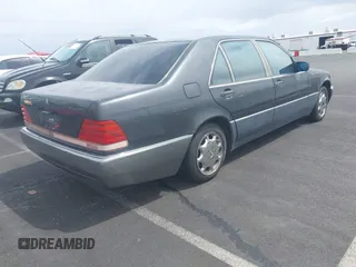 1992 Mercedes-Benz 500 z VIN WDBGA51E0NA023491, wystawiony jako IAAI lot #42058835 z przebiegiem 260 421 mil mil oraz . Historia ofert i sprzedaży dostępna na DreamBid. Obrazek 4.
