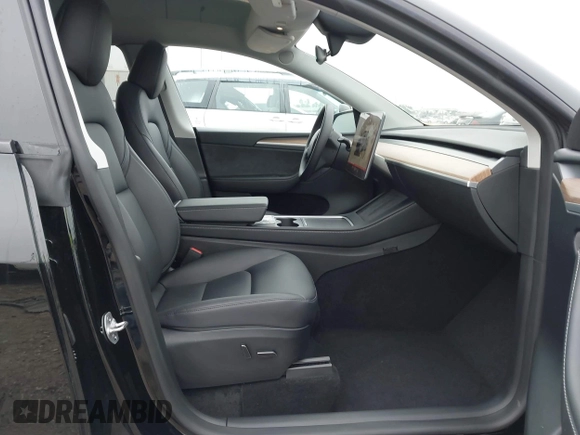 2023 Tesla Model Y Long Range z VIN 7SAYGDEEXPA181114, wystawiony jako IAAI lot #41564617 z przebiegiem 64 990 mil mil oraz . Historia ofert i sprzedaży dostępna na DreamBid. Obrazek 5.