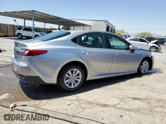 2025 Toyota Camry LE z VIN 4T1DAACKXSU033239, wystawiony jako Copart lot #58013215 z przebiegiem 17 008 mil mil oraz Czysty tytuł • Clean title. Historia ofert i sprzedaży dostępna na DreamBid. Obrazek 3.