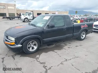 2000 Chevrolet S-10 LS with VIN 1GCCS19W5Y8161574, listed as a IAAI auction lot 41935197 with 255,231 mi miles. Bid and sale history available at carsss.com. Image 20.