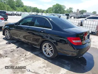 2013 Mercedes-Benz C 300 Sport z VIN WDDGF8AB0DR292722, wystawiony jako IAAI lot #42270735 z przebiegiem 113 119 mil mil oraz . Historia ofert i sprzedaży dostępna na DreamBid. Obrazek 3.