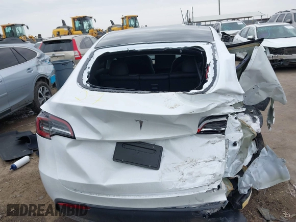 2025 Tesla Model Y Long Range z VIN 7SAYGDED9SA357876, wystawiony jako IAAI lot #41555227 z przebiegiem 1 600 mil mil oraz . Historia ofert i sprzedaży dostępna na DreamBid. Obrazek 15.