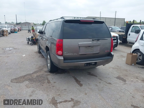 2011 GMC Yukon XL SLT z VIN 1GKS1KE07BR183572, wystawiony jako IAAI lot #42310565 z przebiegiem 341 982 mil mil oraz . Historia ofert i sprzedaży dostępna na DreamBid. Obrazek 3.