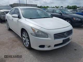 2009 Nissan Maxima S z VIN 1N4AA51E69C803924, wystawiony jako IAAI lot #42466529 z przebiegiem 215 491 mil mil oraz . Historia ofert i sprzedaży dostępna na DreamBid. Obrazek 1.