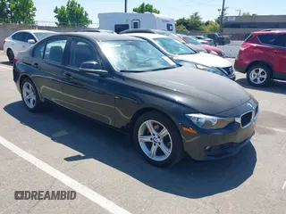 2015 BMW 3 Series 328i xDrive z VIN WBA3B5C55FF961143, wystawiony jako IAAI lot #42561041 z przebiegiem 61 624 mil mil oraz . Historia ofert i sprzedaży dostępna na DreamBid. Obrazek 1.