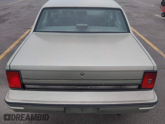1987 Oldsmobile Cutlass Ciera z VIN 2G3AJ51W9H9378093, wystawiony jako IAAI lot #42080335 z przebiegiem 54 504 mil mil oraz . Historia ofert i sprzedaży dostępna na DreamBid. Obrazek 16.