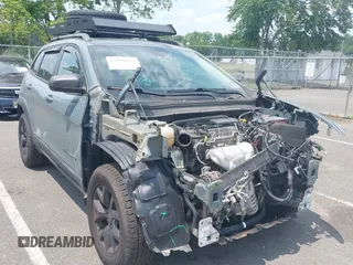 2015 Jeep Cherokee Trailhawk z VIN 1C4PJMBB0FW528421, wystawiony jako IAAI lot #42591132 z przebiegiem 166 425 mil mil oraz . Historia ofert i sprzedaży dostępna na DreamBid. Obrazek 1.