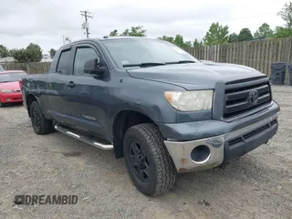 2010 Toyota Tundra z VIN 5TFUM5F16AX010138, wystawiony jako IAAI lot #42154939 z przebiegiem 156 609 mil mil oraz . Historia ofert i sprzedaży dostępna na DreamBid. Obrazek 1.