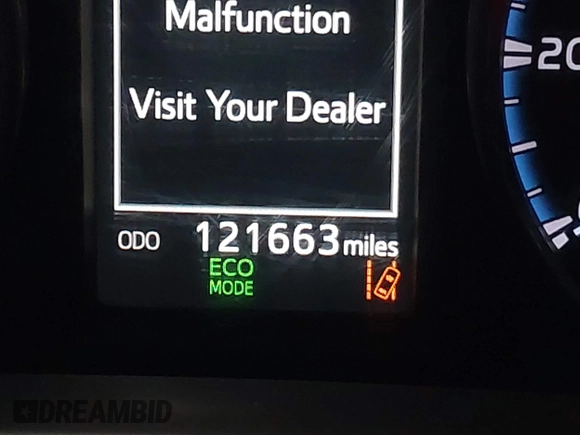 2018 Toyota RAV4 XLE z VIN JTMWFREVXJJ735226, wystawiony jako IAAI lot #42131520 z przebiegiem 121 663 mil mil oraz . Historia ofert i sprzedaży dostępna na DreamBid. Obrazek 16.