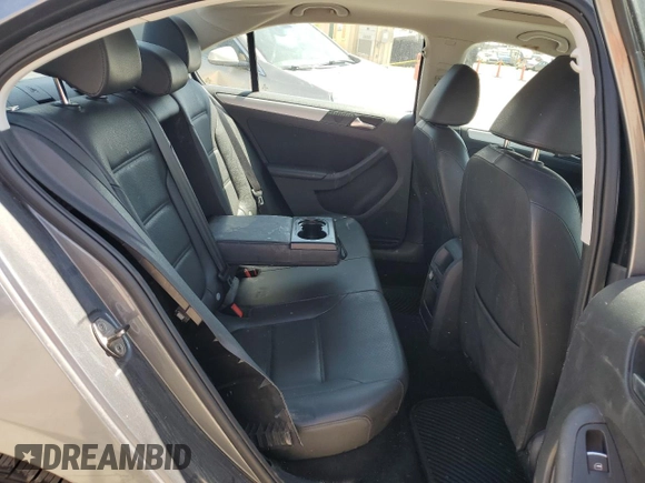 2013 Volkswagen Jetta SE z VIN 3VWDP7AJ8DM352028, wystawiony jako Copart lot #53182505 z przebiegiem 226 944 mil mil oraz Czysty tytuł • Clean title. Historia ofert i sprzedaży dostępna na DreamBid. Obrazek 10.
