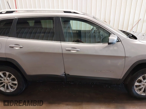 2019 Jeep Cherokee Latitude z VIN 1C4PJMCB0KD122398, wystawiony jako IAAI lot #41798728 z przebiegiem 117 810 mil mil oraz . Historia ofert i sprzedaży dostępna na DreamBid. Obrazek 13.