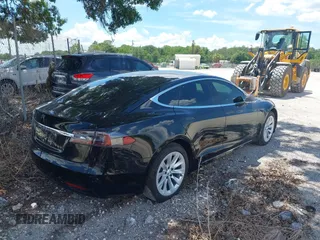 2017 Tesla Model S 60 z VIN 5YJSA1E13HF199359, wystawiony jako IAAI lot #42490410 z przebiegiem 100 377 mil mil oraz . Historia ofert i sprzedaży dostępna na DreamBid. Obrazek 4.