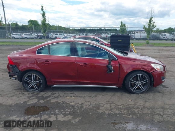 2013 Volvo S60 T6 R-Design Platinum z VIN YV1902FH1D2176480, wystawiony jako IAAI lot #42329476 z przebiegiem 142 808 mil mil oraz . Historia ofert i sprzedaży dostępna na DreamBid. Obrazek 14.