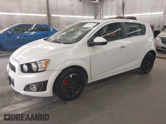 2012 Chevrolet Sonic LTZ z VIN 1G1JE6SH4C4169147, wystawiony jako IAAI lot #40283181 z przebiegiem 60 876 mil mil oraz . Historia ofert i sprzedaży dostępna na DreamBid. Obrazek 2.