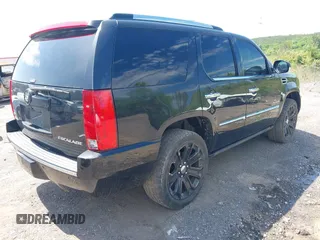 2012 Cadillac Escalade Platinum Edition z VIN 1GYS4DEF5CR208368, wystawiony jako IAAI lot #42275931 z przebiegiem 215 194 mil mil oraz . Historia ofert i sprzedaży dostępna na DreamBid. Obrazek 4.