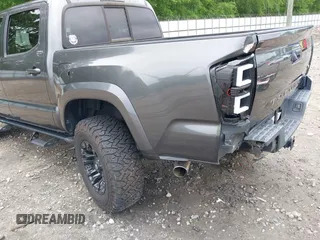 2017 Toyota Tacoma SR5 z VIN 3TMAZ5CN9HM044182, wystawiony jako IAAI lot #42116303 z przebiegiem 92 577 mil mil oraz . Historia ofert i sprzedaży dostępna na DreamBid. Obrazek 17.