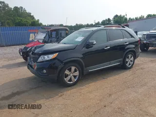 2013 Kia Sorento EX z VIN 5XYKU4A22DG364988, wystawiony jako IAAI lot #42391851 z przebiegiem 221 693 mil mil oraz . Historia ofert i sprzedaży dostępna na DreamBid. Obrazek 2.