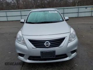 2012 Nissan Versa S z VIN 3N1CN7APXCL816002, wystawiony jako Copart lot #49552405 z przebiegiem 90 082 mil mil oraz Czysty tytuł • Clean title. Historia ofert i sprzedaży dostępna na DreamBid. Obrazek 5.