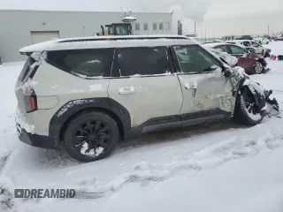 2024 Kia EV9 GT-Line z VIN KNDAEFS59R6040556, wystawiony jako Copart lot #43014075 z przebiegiem Nie podano mil oraz Nie do naprawy • Non repairable. Historia ofert i sprzedaży dostępna na DreamBid. Obrazek 3.