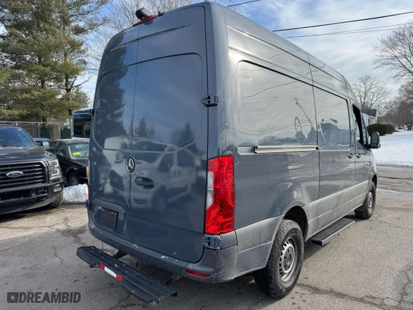 2019 Mercedes-Benz Sprinter Cargo Van with VIN WD4PF0CD1KP092134, listed as a Copart auction lot 47143615 with NaN miles and Clean Title. Bid and sale history available at carsss.com. Image 4.